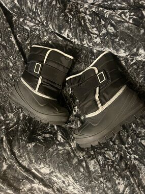 Cat and Jack Snowboots Size 6